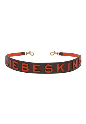 Ceinture en cuir marron avec de grandes lettres orange embossées épelant "LIEBESKIND", dotée de quincaillerie en or et d'une sangle réglable.