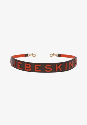 Brauner Leder-Gürtel mit fetten, orangen, geprägten Buchstaben, die "LIEBESKIND" buchstabieren, ausgestattet mit goldener Hardware und einem verstellbaren Riemen.