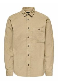 Beige Corduroy-Hemd mit langen Ärmeln, Knopfverschluss am Kragen, vorderer Knopfverschluss und einer Brusttasche mit Knopf.