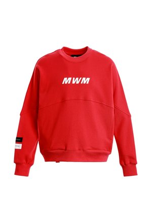 Sudadera roja con cuello redondo y texto blanco "MWM" en el pecho, además de dos pequeños parches en blanco y negro en el puño de la manga izquierda.