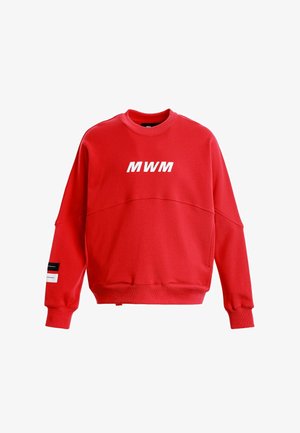 Sudadera roja con cuello redondo y texto blanco "MWM" en el pecho, además de dos pequeños parches en blanco y negro en el puño de la manga izquierda.