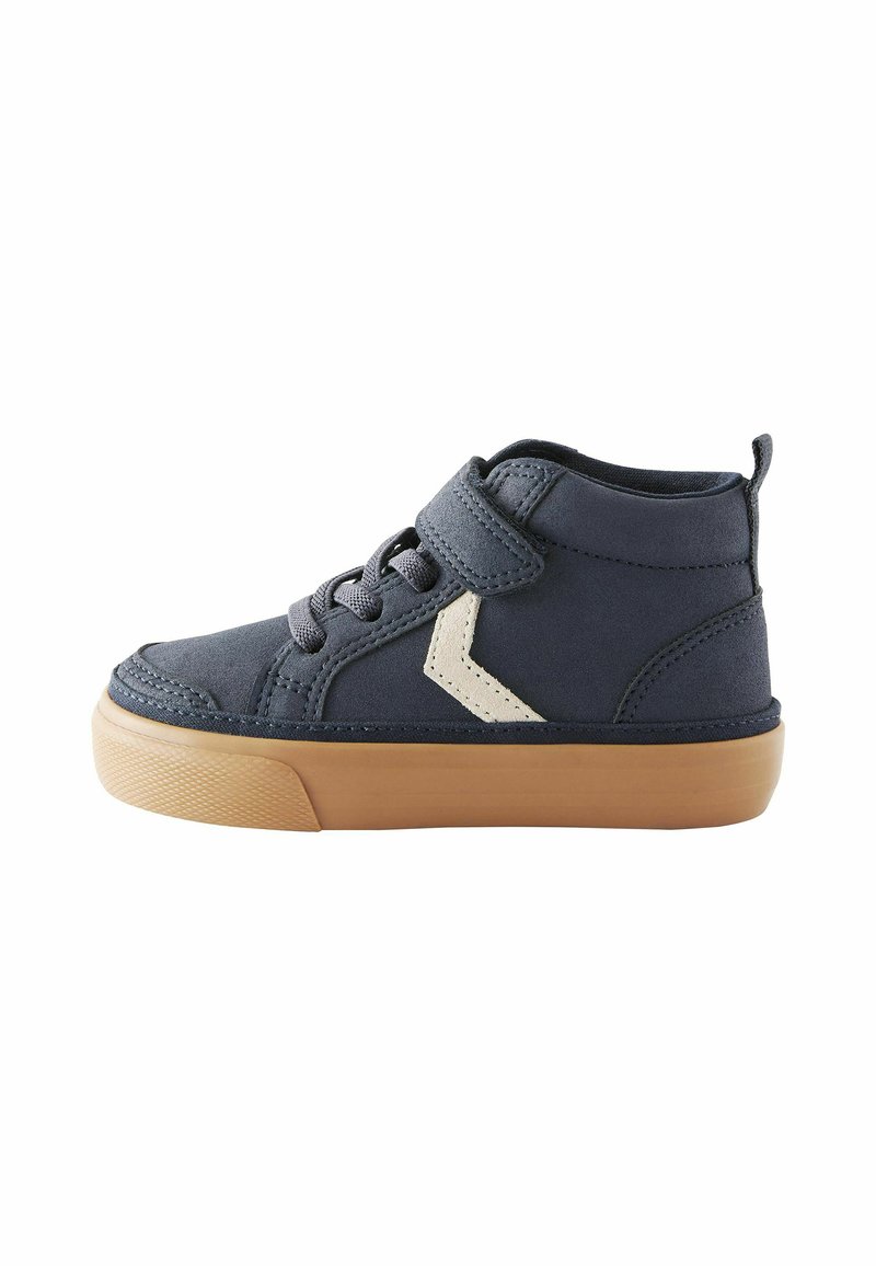 Baskets montantes navy avec une finition en daim texturé, accents blancs, à lacets à l'avant et semelle en caoutchouc beige. Sangle Velcro autour de la cheville.