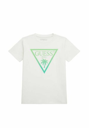 Camiseta blanca de algodón con un gran gráfico de triángulo verde que presenta el texto "GUESS" y "BEACH", y un diseño de palmera dentro del triángulo.