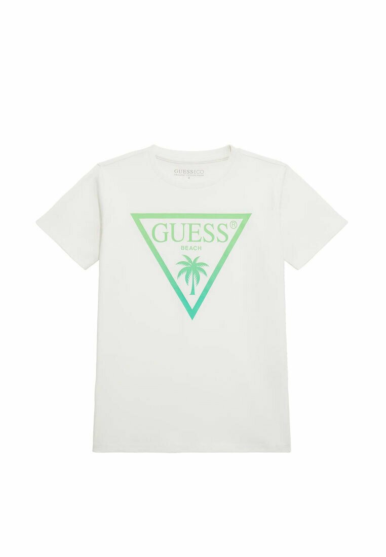 Camiseta blanca de algodón con un gran gráfico de triángulo verde que presenta el texto "GUESS" y "BEACH", y un diseño de palmera dentro del triángulo.