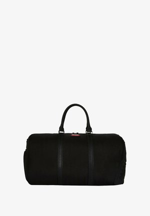 Borsa da viaggio nera in tessuto texturizzato, con due manici superiori e spallacci neri a contrasto. Presenta dettagli laterali intricati e una chiusura con zip.