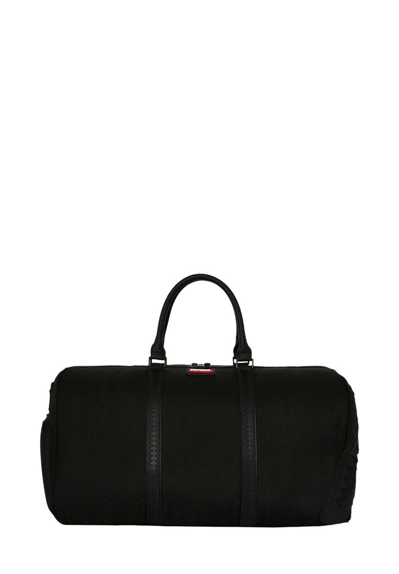 Bolso de deporte negro con tejido texturizado, asas superiores dobles y correas negras en contraste. Presenta un intrincado detalle lateral y un cierre de cremallera.