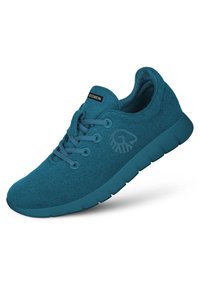 Baskets décontractées bleu sarcelle avec lacets, tige en tissu doux, semelle flexible et logo œil sur le côté, conçues pour le confort et un usage quotidien.