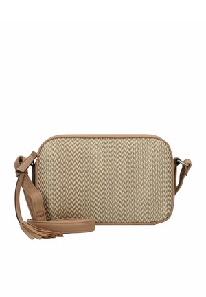Bolso cruzado beige tejido con un patrón texturizado y una correa de cuero suave. Presenta bordes redondeados y una correa desmontable.