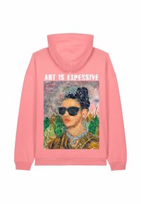 Felpa con cappuccio rosa con grafica di una donna con occhiali da sole e gioielli. Testo "L'ARTE È COSTOSA" sopra l'immagine. Texture liscia.