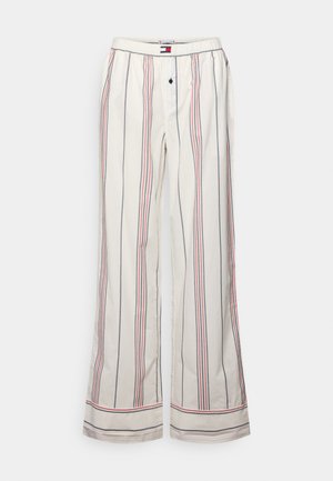 Fehér nadrág tengerészkék és piros függőleges csíkokkal, rugalmas derékpánttal és enyhén szétterülő szegéllyel. Puha pamutszövetből.
