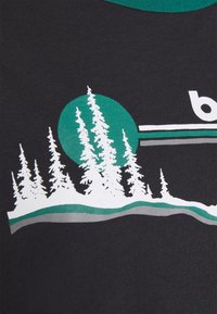 Silueta bílých borovic s zeleným sluncem za nimi a abstraktními zelenými a šedými liniemi na tmavém textilním pozadí.