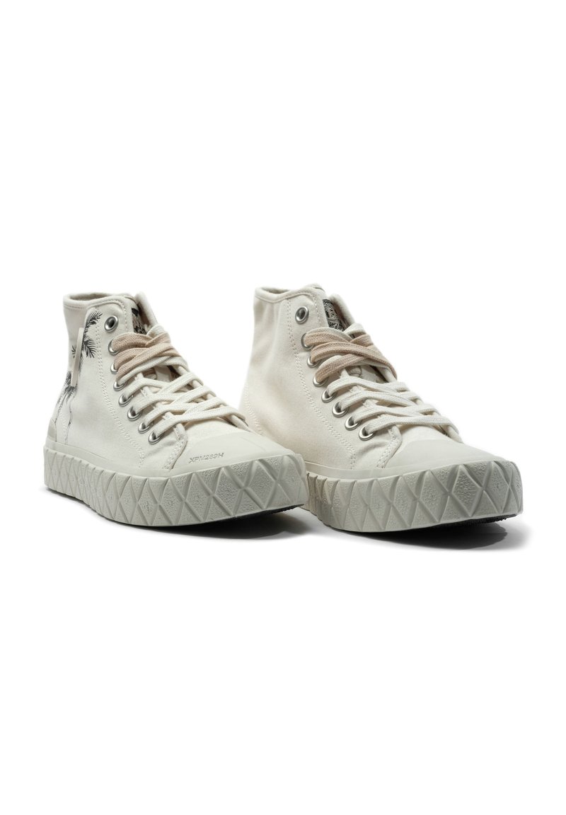 Weiße Canvas-Hochtop-Sneaker mit strukturierten Gummisohlen, die ein Schnürdesign und Metallösen aufweisen. Sie sind mit dezenten Mustern an der Seite akzentuiert.