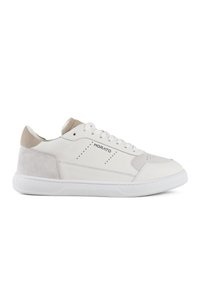 Zapatillas de cuero blancas con acentos de ante beige, puntera redonda, detalles perforados, suela plana y parte trasera texturizada en contraste.