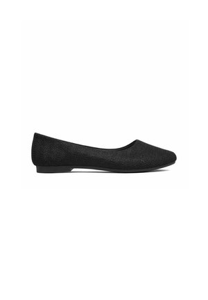 Zapato de ballet plano negro con parte superior de tela texturizada y tacón bajo, mostrado de perfil sobre un fondo blanco.