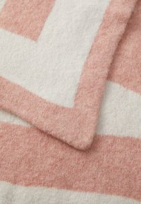 Cobertor em mistura de lã com riscas largas alternadas em rosa suave e creme, com um acabamento texturizado e uma leve aparência felpuda.