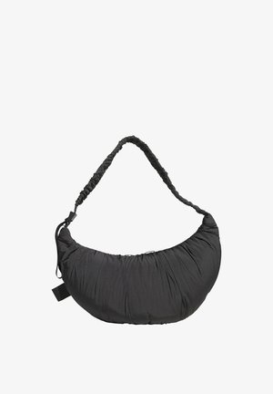 Musta kangas olkalaukku, joka on kaarevan pussimainen. Siinä on punottu remmi ja koko laukun pituudelta raidoitettu ryppykuvio. Yksinkertainen muotoilu.