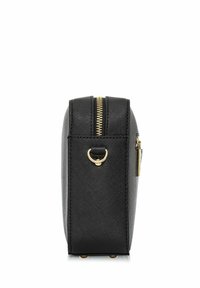 Czarna syntetyczna torba o prostokątnym kształcie, złoty zamek u góry oraz złoty pierścień z okuciami. Teksturowana powierzchnia z delikatnym wzorem.