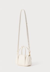 Witte leren handtas met een gestructureerd ontwerp, twee bovenhandgrepen en een verstelbare riem. Gouden hardware-accenten versieren de buitenkant.