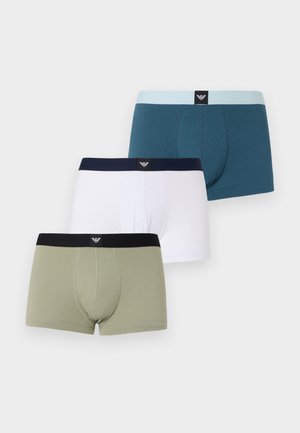 Tre boxer da uomo in blu, bianco e oliva, ciascuno con una fascia in vita a contrasto e un piccolo logo centrato.