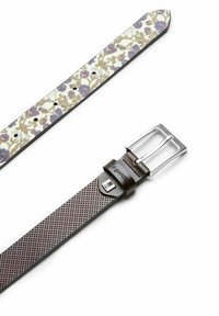 Leder-Gürtel mit einem braunen Lochmuster, ausgestattet mit einer silbernen Metall-Schnalle. Ein blumenmusterter Riemen in Lila und Creme ist ebenfalls enthalten.