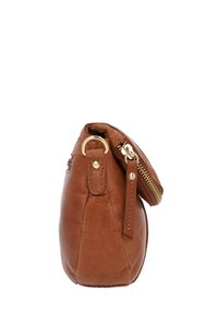 Sac à main en cuir marron de forme arrondie, avec une fermeture éclair dorée et une boucle sur le côté pour attacher des accessoires. Texture lisse et coutures minimales.