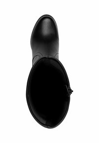Bottine en cuir noir avec un bout arrondi, texture lisse et fermeture éclair sur le côté. L'intérieur est doublé, montrant une cavité profonde et sombre.