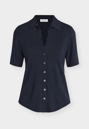 Chemise boutonnée bleu marine à manches courtes avec col, six boutons et un ourlet légèrement évasé, présentée sur un fond uni.