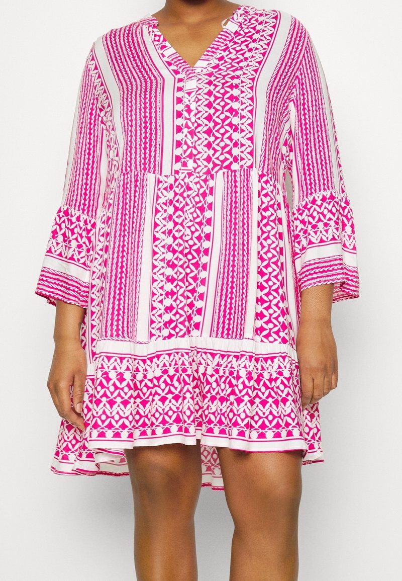 Vestido rosa con estampado en corte A, escote en V, mangas acampanadas de tres cuartos y diseños geométricos. Confeccionado en tejido ligero.