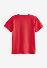 T-shirt en coton rouge à manches courtes, col rond et ourlet cousu. Texture lisse, couleur unie, sans motifs ni détails supplémentaires.