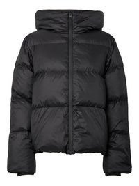 Chaqueta acolchada negra con cuello alto, acolchado horizontal y cremallera frontal. Presenta mangas anchas y puños de canalé para mayor calidez.