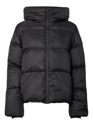 Jachetă puffer neagră cu guler înalt, quiltat pe orizontală și fermoar frontal. Dispune de mâneci largi și manșete dantelate pentru căldură.
