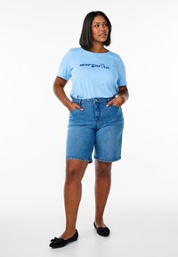 Zizzi FLASH - MIT HOHER TAILLE - Shorts di jeans - light blue denim