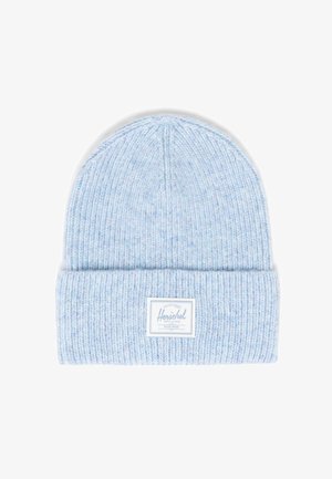 Svijetloplavi pleteni beanie šešir s rebrastom teksturom, savijenim obodom i bijelom etiketom na kojoj je plavi tekst. Glatki materijal s mekim finišem.