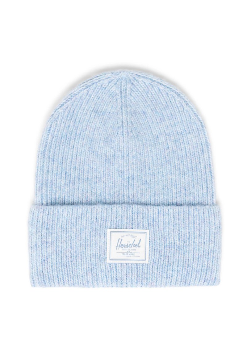 Vaaleansininen neulepipo, jossa on ribattu pinta, taitettu reuna ja valkoinen etiketti sinisellä tekstillä. Aivan sileä materiaali pehmeällä pinnalla.