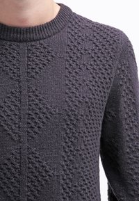 Dunkelgrauer gestrickter Pullover mit strukturierten Mustern und Rundhalsausschnitt. Der Stoff hat ein weiches, gemütliches Aussehen mit dreidimensionalen Designs.