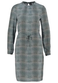 Robe à manches longues, longueur genou, avec motif géométrique noir, blanc et gris, col montant, taille cintrée et détail goutte d'eau dans le dos.