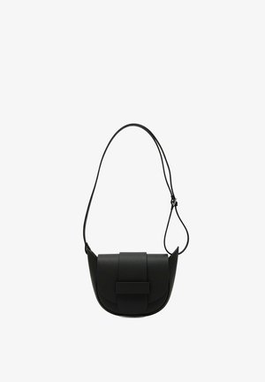 Czarna skórzana torba na ramię o zaokrąglonym kształcie, fakturowanej powierzchni i płaskim pasku; z wyraźnym pionowym paskiem ozdobnym na przodzie.