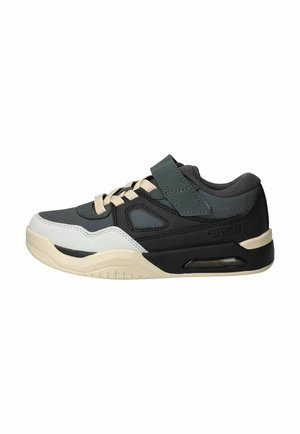 Lage sneaker in zwart, grijs en wit met beige veters, een klittenbandsluiting en een gevoerde zool met zichtbare lucht demping.