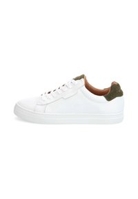 Weiße Ledersneaker mit glatter Textur, ausgestattet mit einem grünen Wildlederelement an der Ferse, runder Zehenpartie und Schnürverschluss.