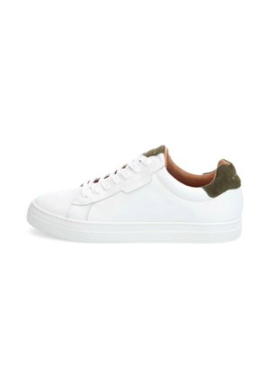 Baskets en cuir blanc avec une texture lisse, présentant un accent vert en suède sur le talon, un bout rond et un système de fermeture à lacets.