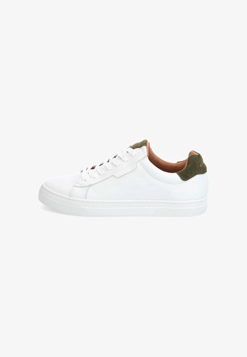 Weiße Ledersneaker mit glatter Textur, ausgestattet mit einem grünen Wildlederelement an der Ferse, runder Zehenpartie und Schnürverschluss.