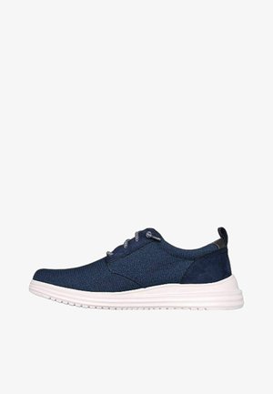 Sneaker blu navy con tomaia in tessuto intrecciato, dettagli in suede, suola in gomma bianca e chiusura con lacci. Presenta un design a profilo basso.