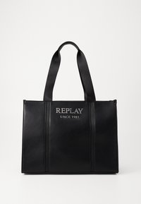 Svart skinn tote-veske med grå "REPLAY SINCE 1981" logo, doble stoffreimer og glatt tekstur. Har minimalistisk design og vertikale sømmer.
