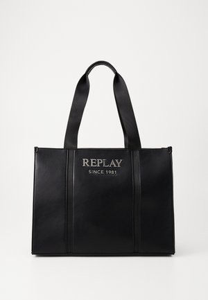 Zwarte leren tote bag met grijze 'REPLAY SINCE 1981' logo, dubbele stoffen handvatten en een gladde textuur. Beschikt over een minimalistisch ontwerp en verticale naden.
