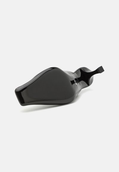 Sort sko læst med en blank finish, der har en buet form og en firkantet hæl. Glat overflade med minimal detaljering.