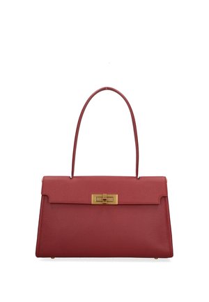 Rode gestructureerde leren handtas met gestructureerde vorm, bovenklep, gouden draaisluiting en een enkele afgeronde schouderriem.