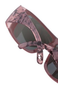 Vaaleanpunaiset marmoroidut aurinkolasit tummilla linsseillä. Laajat, kulmikkaat kehykset ja kapeat varret. Huomaamaton logo yksityiskohtana varressa. Sileä muovinen pinta.