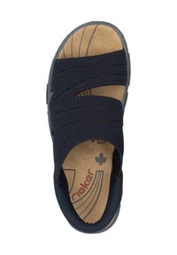 Sandale à bride élastique marine avec une semelle intérieure en cuir tan moulée et une semelle extérieure noire texturée. Caractéristiques : tissu doux et branding minimaliste.