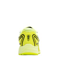 Neon žlutá sportovní bota s texturovaným síťovým svrškem, černými akcenty a polstrovanou podrážkou. Vyznačuje se viditelnou vzduchovou jednotkou v oblasti paty.