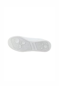 Semelle de sneaker blanche en caoutchouc texturé, avec des motifs circulaires et ondulés pour une meilleure adhérence. Nom de la marque "Kappa" gravé sur le côté.